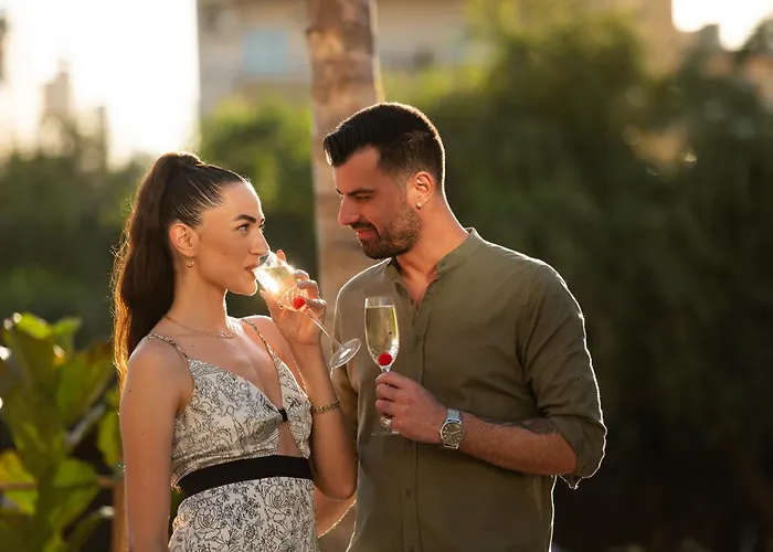 Cosmeen Lifestyle Boutique מלון דירות 4*