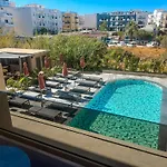 Cosmeen Lifestyle Boutique מלון דירות 4*